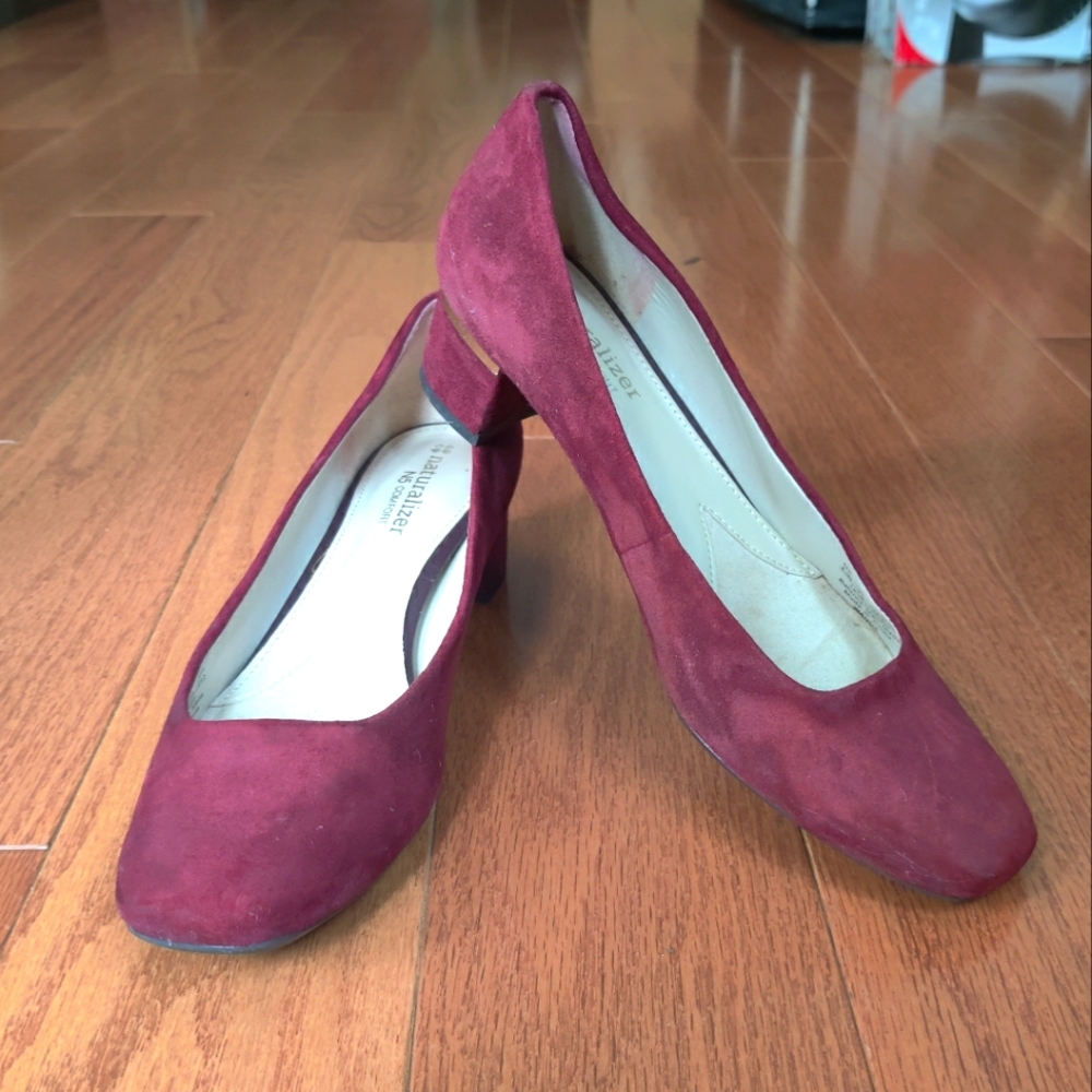 *NATURALIZER* Square toe block heel suede pump with silver detail in maroon